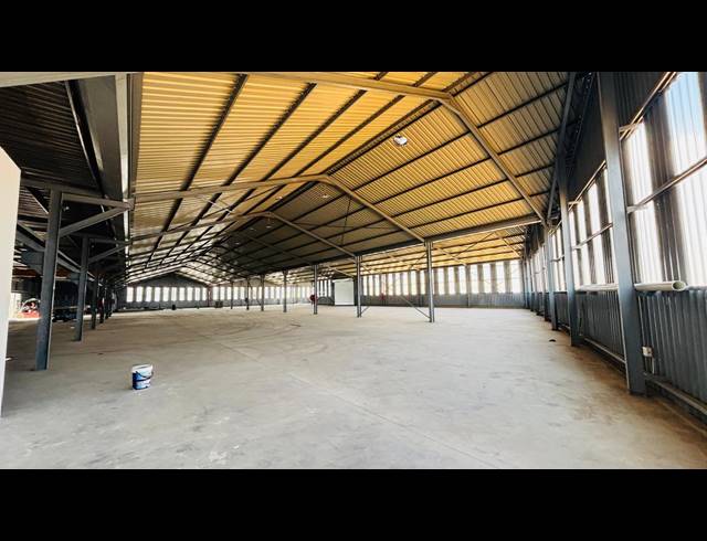 3,740M² WAREHOUSE TO LET IN CHAMDOR